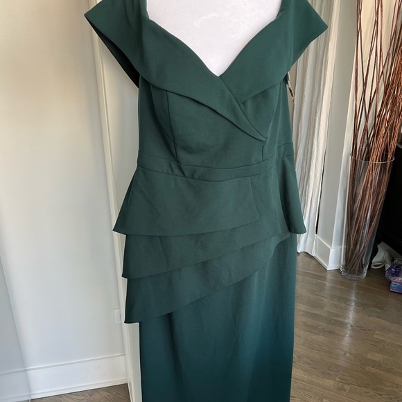 NWT. Xscape Off the Shoulder Scuba Crepe Column Gown. Size 16W - Picture 6 of 16